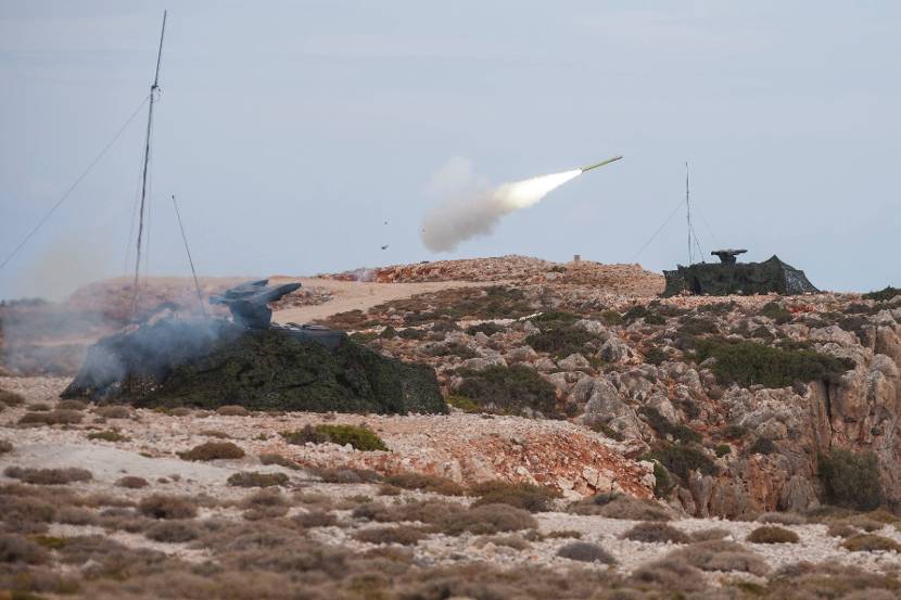 Een Fennek Stinger Weapon Platform vuurt een Stinger af tijdens een schietoefening op Kreta.
