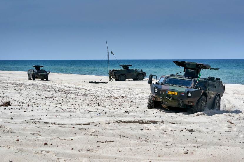 3 Fenneks op het strand met Stinger Weapon Platform. In de achtergrond de zee.