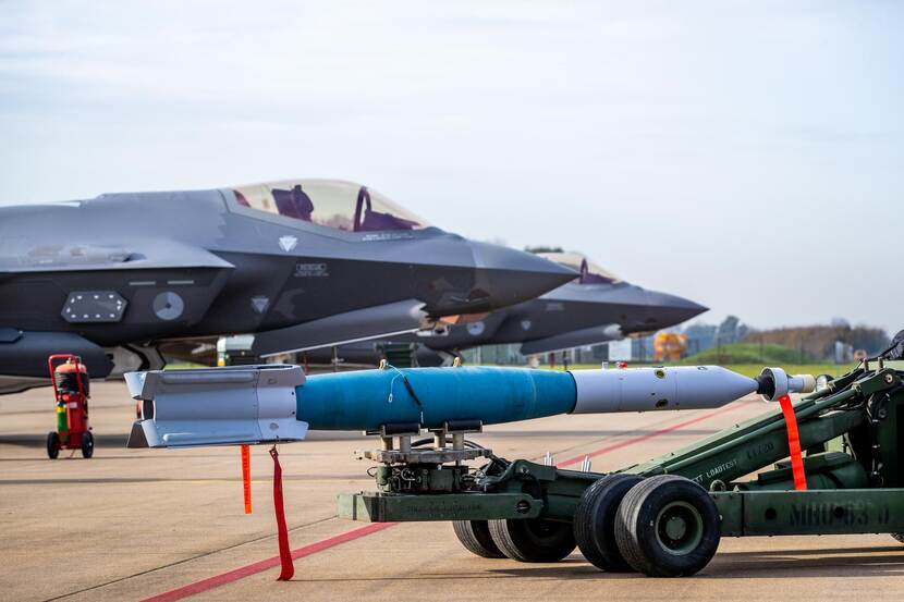Op de voorgrond de AIM-120 Amraam-raket. Op de achtergrond een F-35.