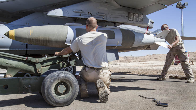 Luchtmachtpersoneel hangt een GBU31V1 JDAM onder een F-16, een GPS-geleide bom van 2000 pond.