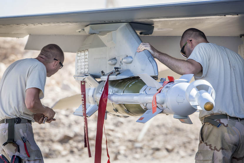 Luchtmachtpersoneel controleert een GBU-49 Enhanced Paveway II. Dit is een zogenoemd dual mode weapon van 500 pond die zowel met laser als GPS-doelgeleiding is uitgerust.