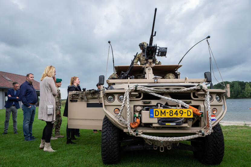 Vooraanzicht Vector-terreinwagen.