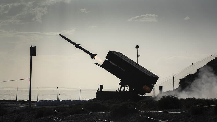 Een AIM-120B AMRAAM verlaat de lanceerinstallatie tijdens een live fire-oefening op Kreta in 2015.