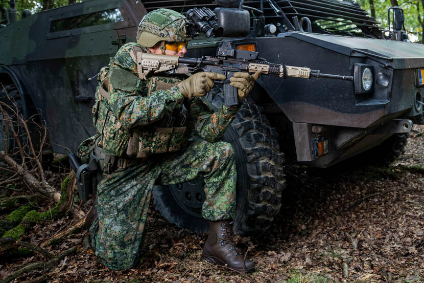 Indruk nieuwe kleding Nederlandse militair.