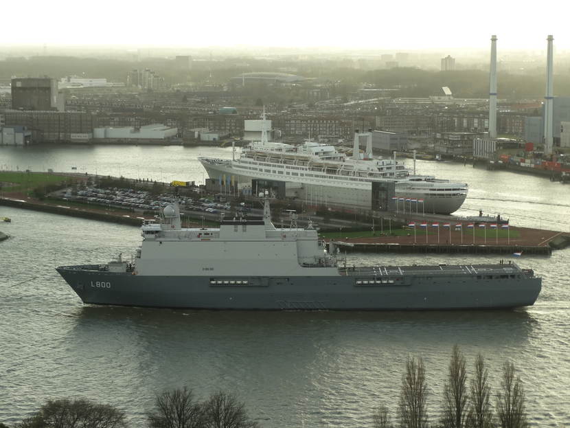 Het amfibisch transportschip op de voorgrond. Op de achtergrond het ss Rotterdam.