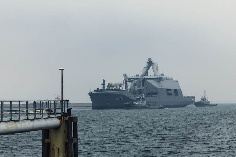 Zr.Ms. Den Helder op zee vlak bij de haven.