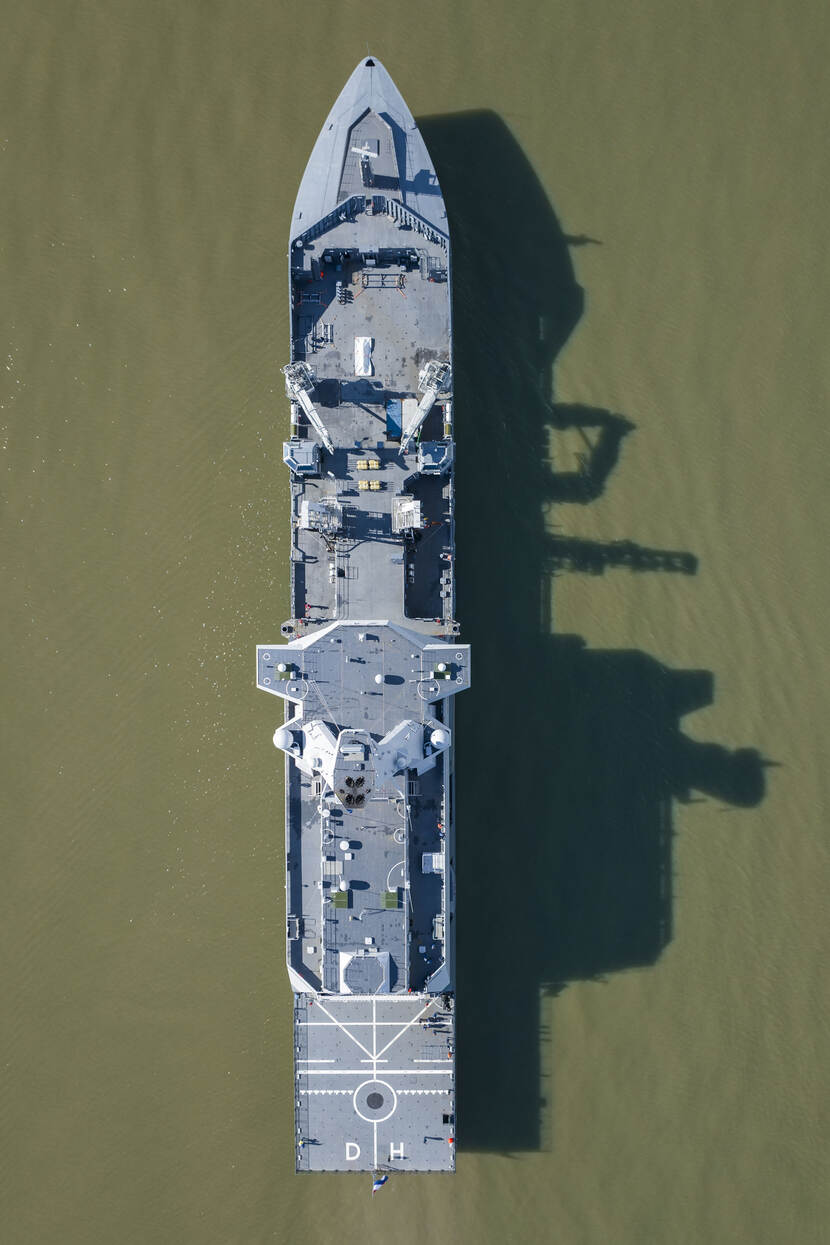 Combat Support Schip Zr.Ms. Den Helder vanaf boven gezien.