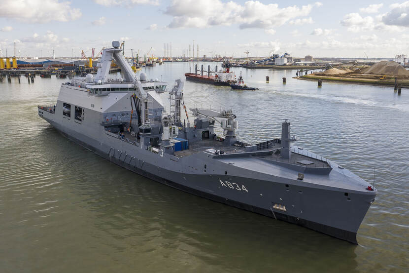 Zr.Ms. Den Helder in de haven.