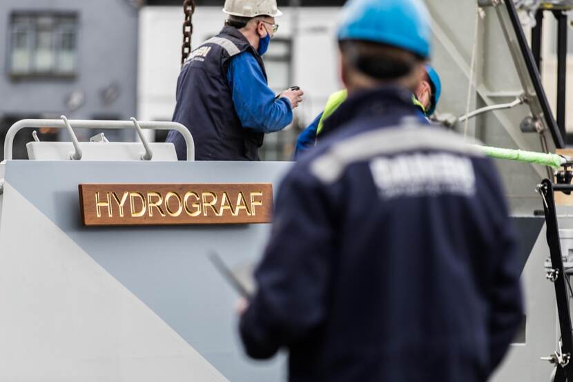 De naam 'Hydrograaf' op het vaartuig.