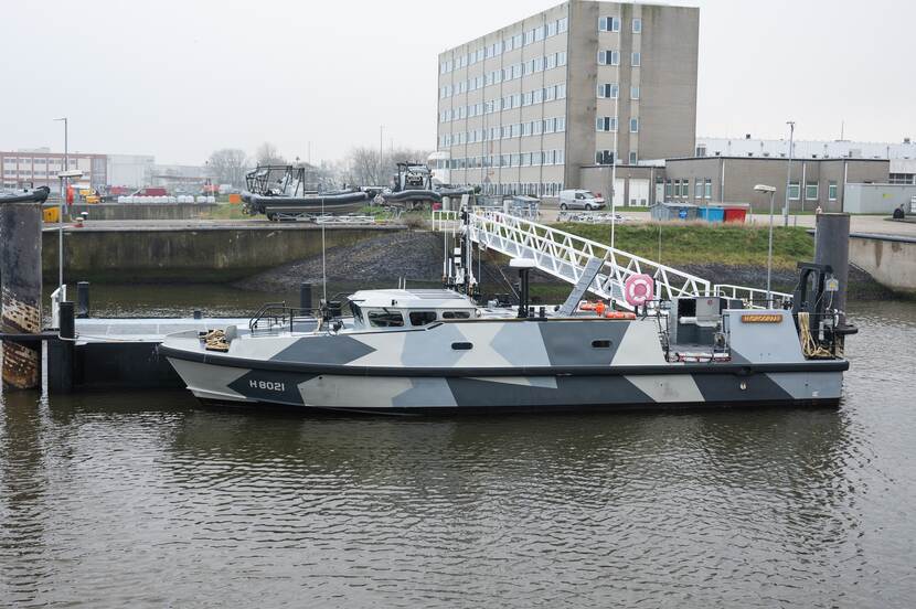 Het compact hydrografisch opnamevaartuig aan de kade.