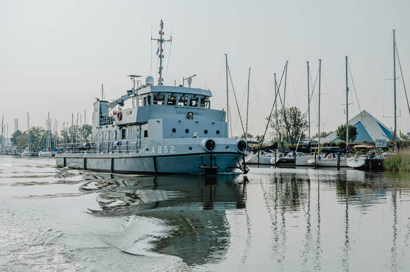 Duikvaartuig de Argus komt een haven binnenvaren.