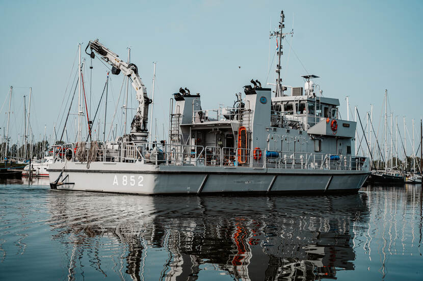 Duikvaartuig de Argus vaart een haven binnen.