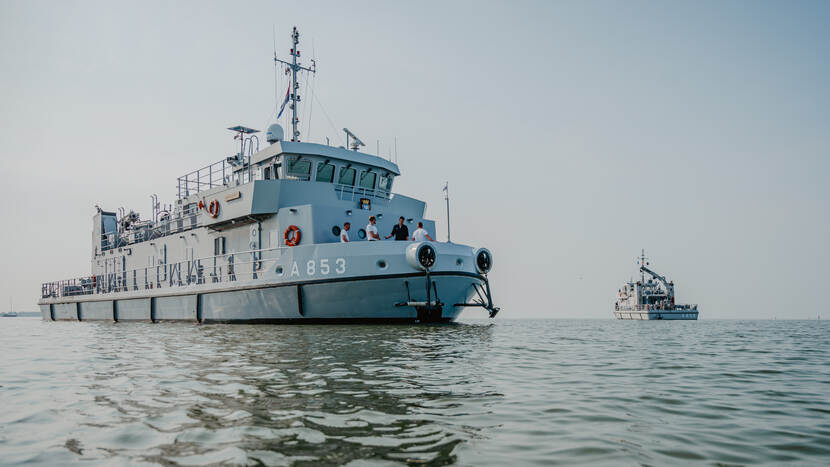 Duikvaartuig de Nautilus met rechts op de achtergrond het duikvaartuig de Argus.