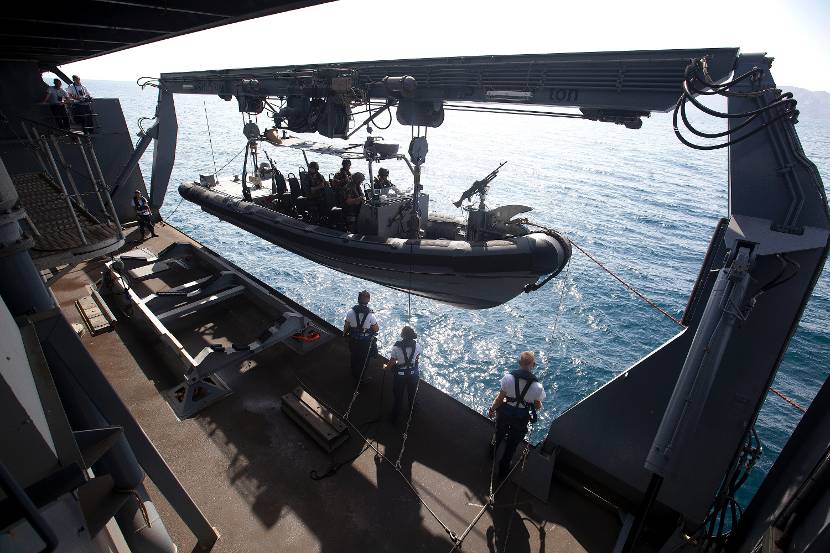 Een Frisc met 4 bemanningsleden wordt te water gelaten vanaf Zr.Ms. Johan de Witt.