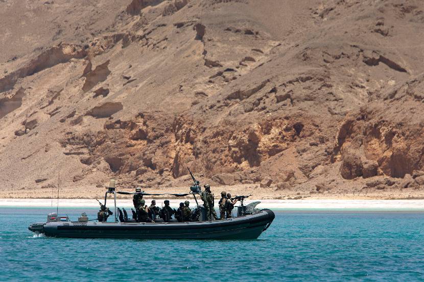 Een FRISC vaart voor de kust van Somalië.