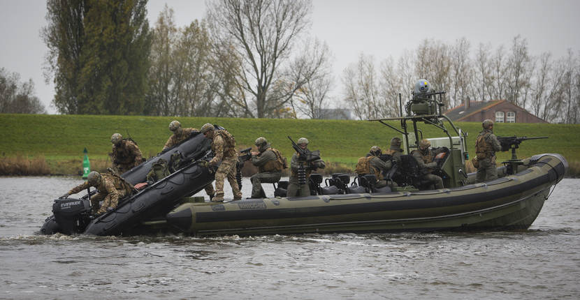 Een kleine motorboot wordt op een FRISC vervoerd.