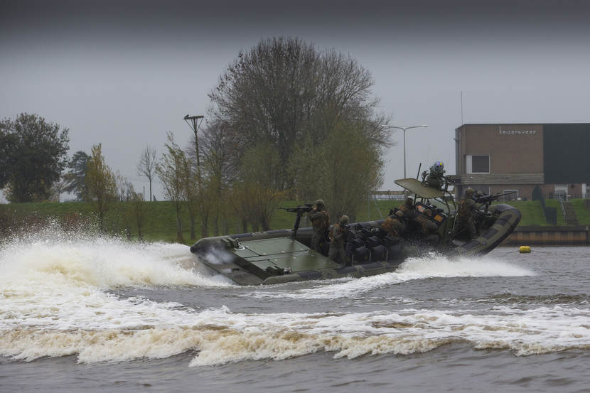 De RHICC van het Korps Commandotroepen maakt een scherpe bocht.