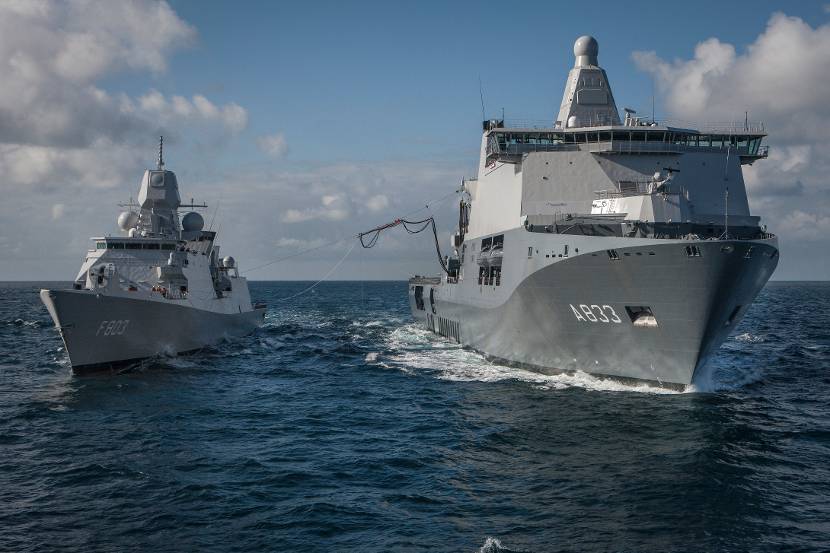 De Karel Doorman bevoorraadt op zee.