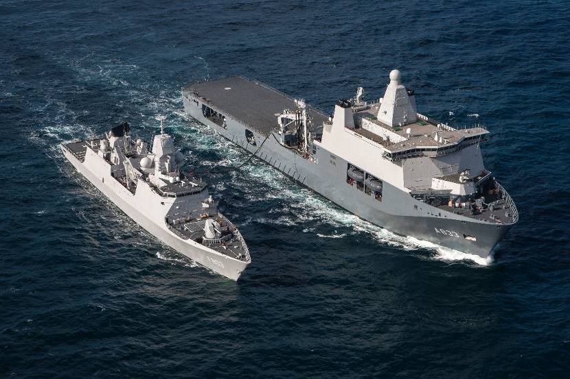 O Karel Doorman abastece a fragata LC Zr.Ms.  Tromp no mar.