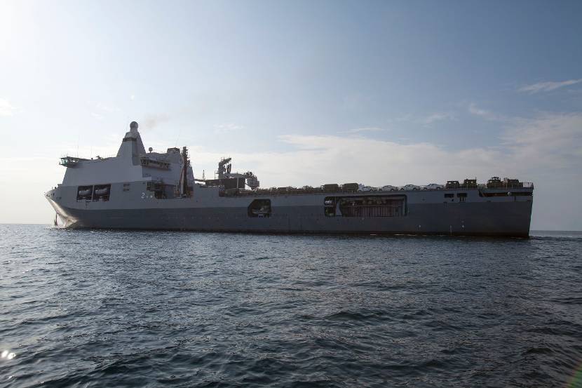 De Karel Doorman ligt voor anker bij de haven van Freetown, Sierra Leone, om goederen te lossen ter ondersteuning van de strijd tegen ebola (18 november 2014).