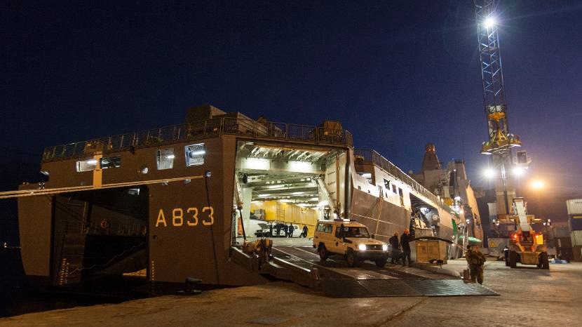 De Karel Doorman lost goederen ter ondersteuning van de strijd tegen ebola in de haven van Freetown, Sierra Leone (19 november 2014).