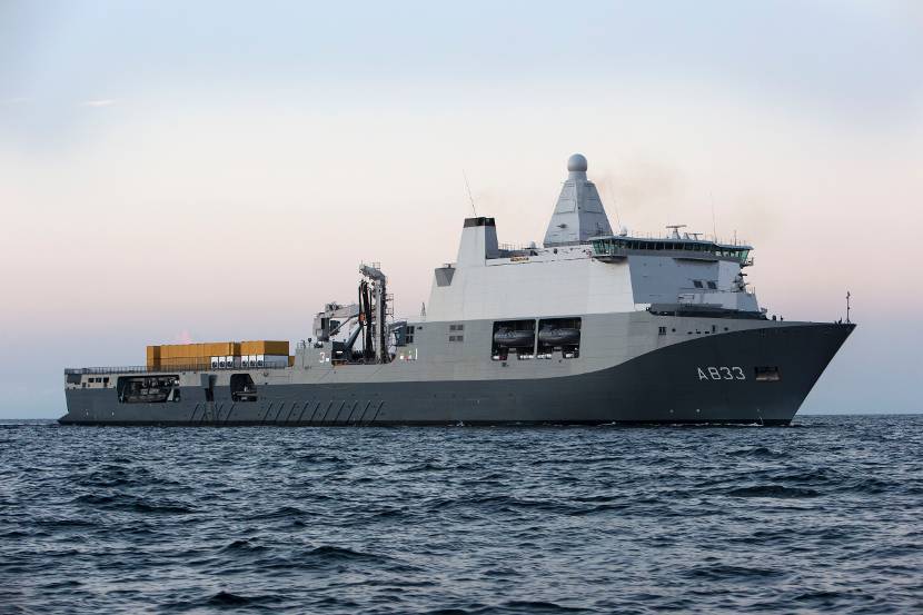 De Karel Doorman bij de haven van Conakry Guinee, 21 november 2014.