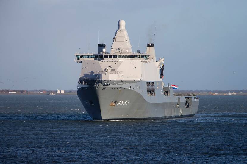 Zr.Ms. Karel Doorman vaart de haven van Den Helder binnen na 3 maanden op missie te zijn geweest voor de Afrikaanse westkust om goederen te leveren ter bestrijding van ebola.