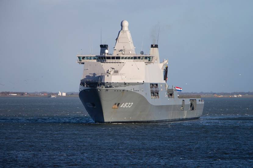 HNLMS  Karel Doorman entra no porto de Den Helder depois de ter estado em uma missão de 3 meses na costa oeste africana para entregar mercadorias para combater o ebola.