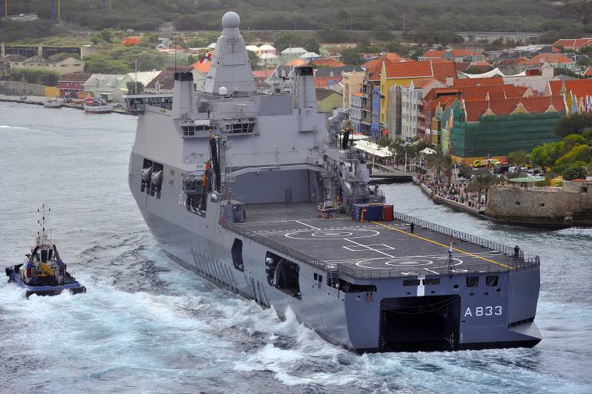 A entrada de Hr.Ms.  Karel Doorman em Willemstad, Curaçao (24 de junho de 2015).