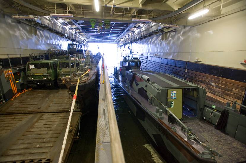 2 LCU's, beladen met onder meer 2 Bandvagn 206-rupsvoertuigen, en een kleiner LCVP-landingsvaartuig in het interne dok van de Rotterdam.