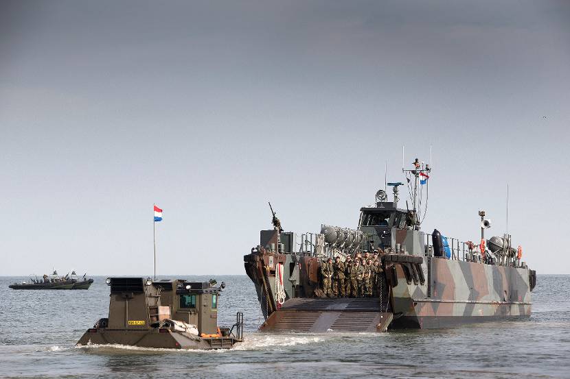 Een Leopard 1-BARV rijdt richting een LCU tijdens oefening Bold Alligator in de Verenigde Staten, 2014.