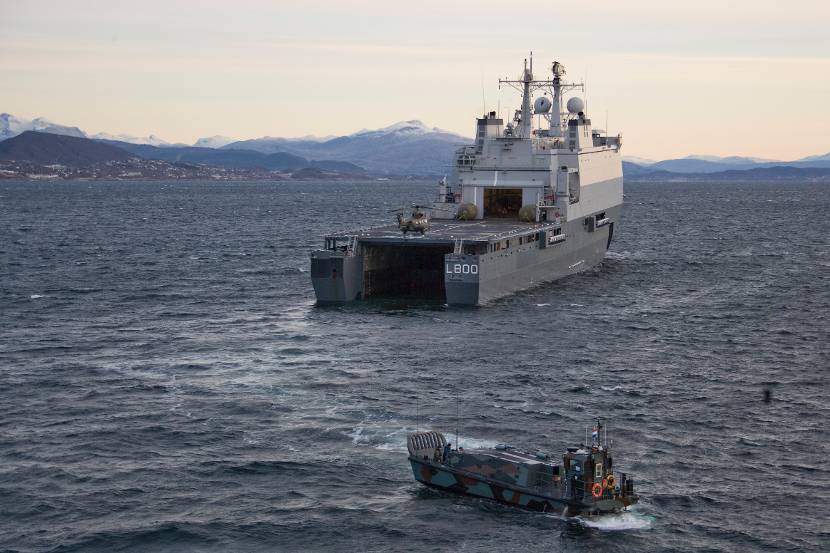 Een LCVP staat op het punt om het interne dok van Zr.Ms. Rotterdam binnen te varen. Dit tijdens Wader Rehearsal ten zuiden van het Noorse Bodo, 2011.