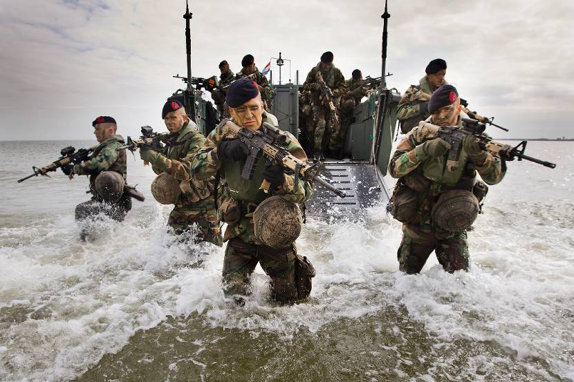 Mariniers voeren vanuit een LCVP-landingsvaartuig een amfibische landing uit op Texel als onderdeel van de officiersopleiding, 2014.
