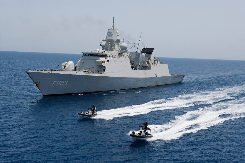 Zr.Ms. Tromp geflankeerd door 2 snelle RHIB-motorboten tijdens antipiraterijmissie Ocean Shield in 2011.