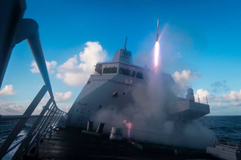 Luchtverdedigings- en commandofregatten Zr.Ms. De Zeven Provinciën vuurt een Evolved Sea Sparrow Missile af bij Noorwegen, 2014.