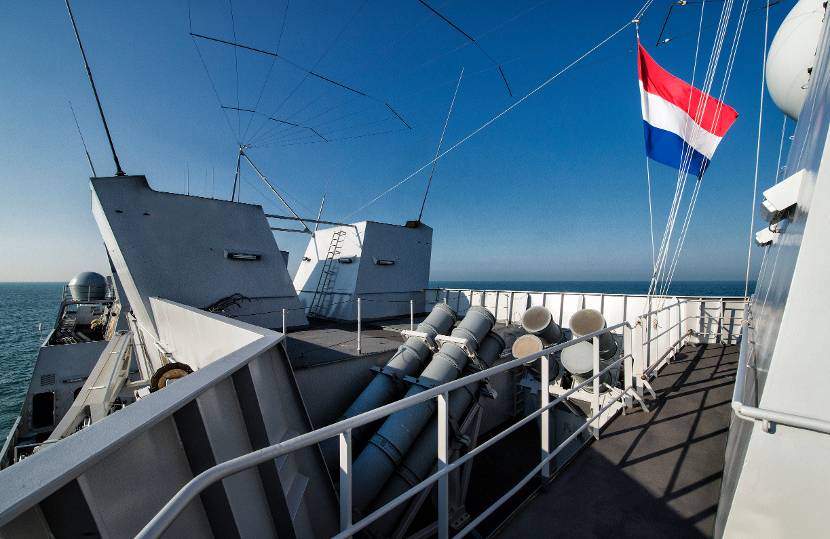 De lanceerbuizen van de Harpoon-antischeepsraketten aan boord van Zr.Ms. De Zeven Provinciën.
