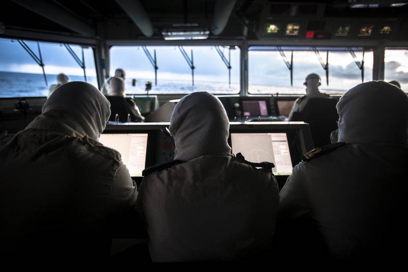 De brug aan boord van Zr.Ms. De Zeven Provinciën tijdens het lanceren van raketten voor de kust van Noorwegen, Northern Archer 2015.