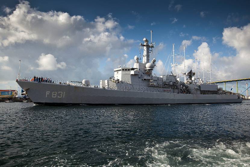 Zr.Ms. Van Amstel met de oude mast tijdens een bezoek aan Willemstad in 2012.