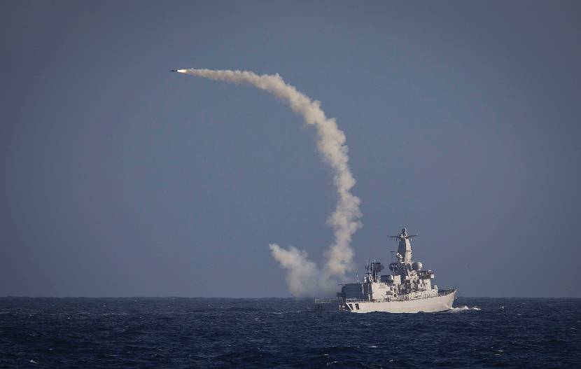 Zr.Ms. Van Speijk vuurt een NATO Sea Sparrow Missile af tijdens een oefening voor de Noorse kust, februari 2014.