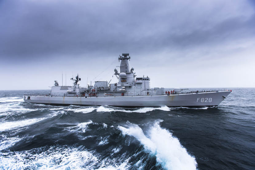 Het M-fregat Zr.Ms. Van Speijk tijdens oefening Joint Warrior in de Schotse wateren (april 2014).