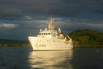 Het marineopleidingsvaartuig Van Kinsbergen.