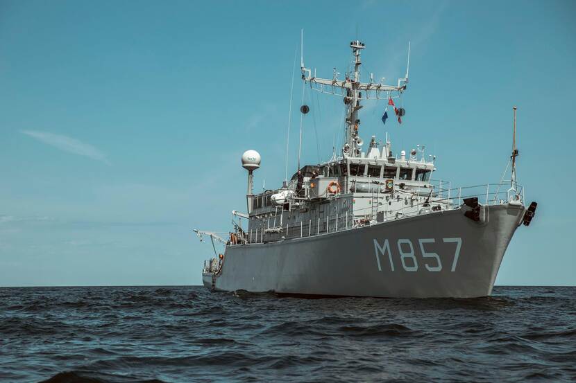 Zr.Ms. Makkum met boegnummer M 857 op volle zee.
