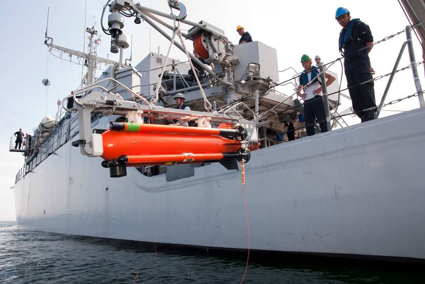 Vanaf Zr.Ms. Vlaardingen wordt een oranje SeaFox I (Investigate) te water gelaten tijdens de internationale oefening Baltops, 2012.