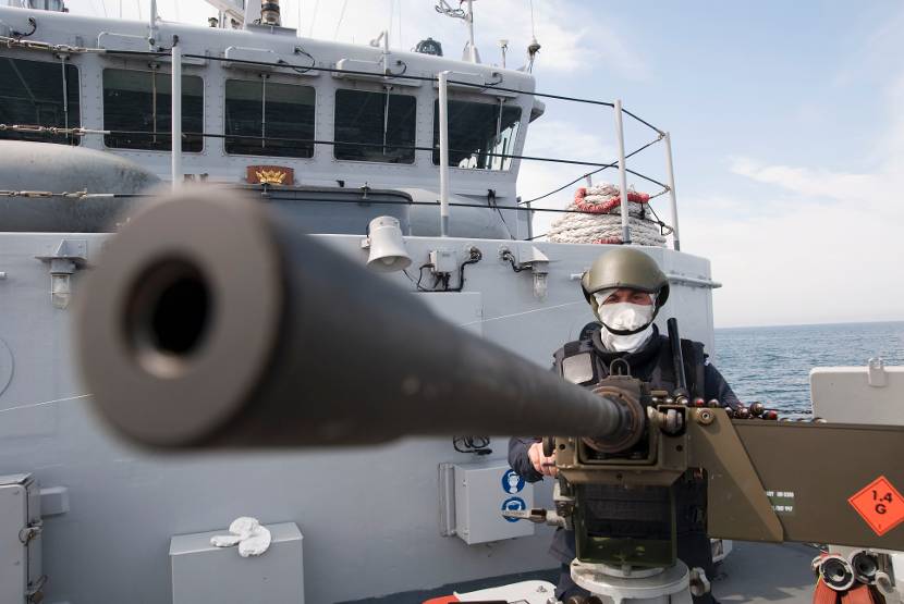 Een bemanningslid van Zr.Ms. Vlaardingen bemant een 12,7mm-zwaar machinegeweer tijdens de internationale Baltops 2012.