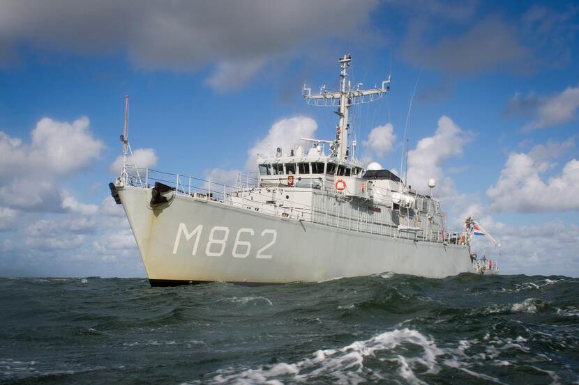 Zr.Ms. Zierikzee met nummer M 862 op zee.
