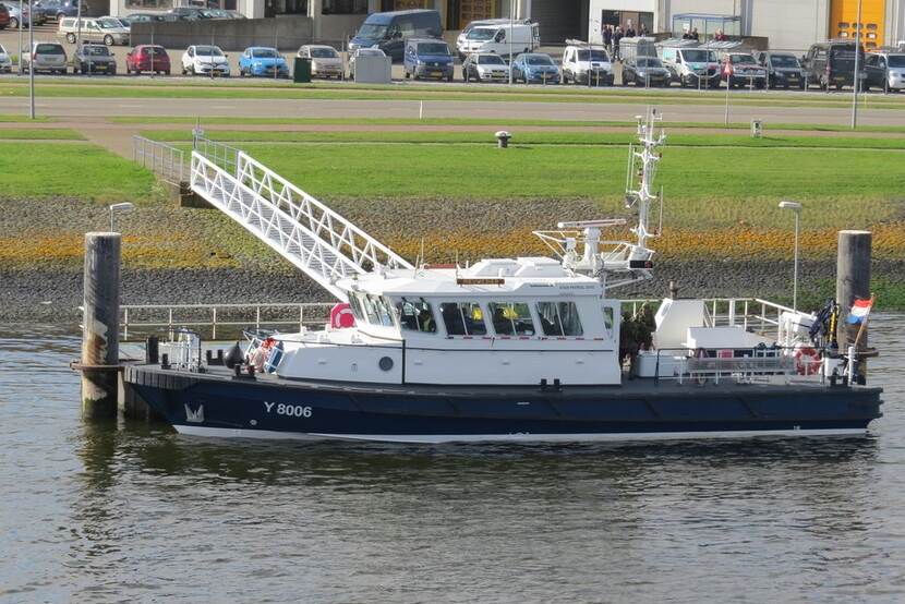 Zijaanzicht van het Multifunctionele havenvaartuig Nieuwediep, met zichtbaar het boegnummer Y8006.