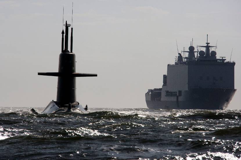 Zr.Ms. Zeeleeuw met op de achtergrond Zr.Ms. Johan de Wit, 2009.