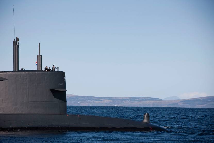 Zr.Ms. Bruinvis in de logs ten westen van Schotland tijdens de SubMarine Command Course in 2012. Een internationaal gezelschap van toekomstige onderzeebootcommandanten neemt deel aan deze intensieve opleiding.