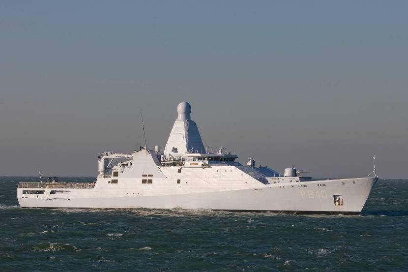 Zijaanzicht van Zr.Ms. Holland.