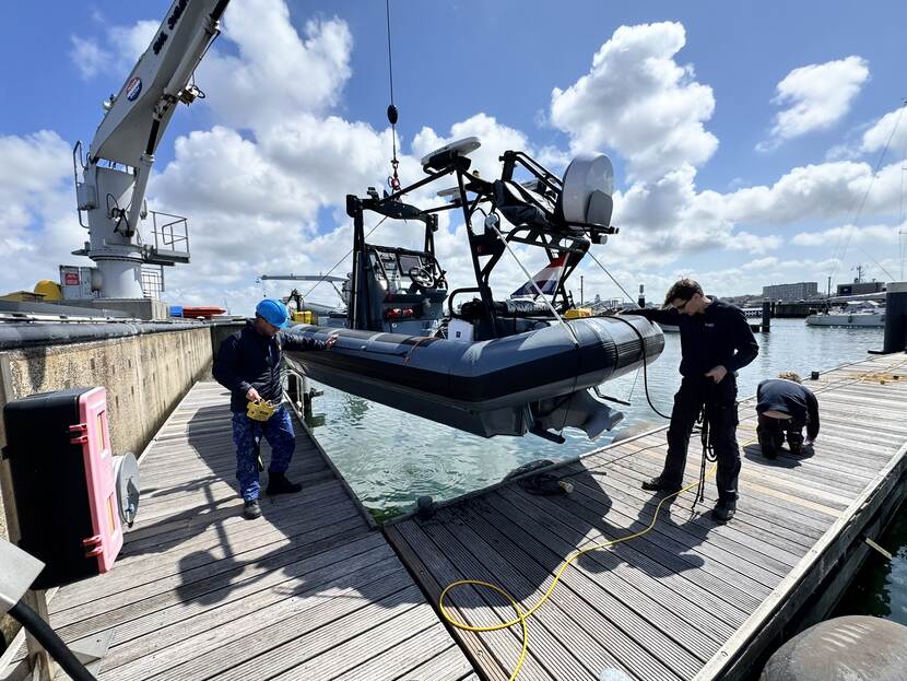 Een Alunaut wordt in zee gehesen.